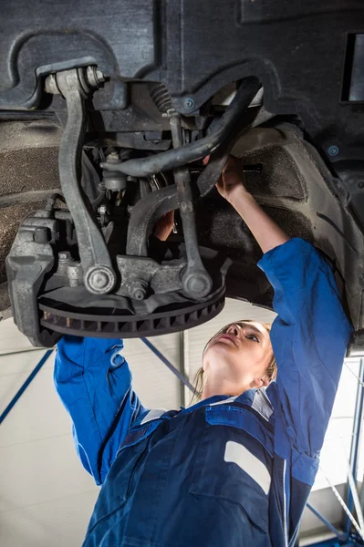 Mechanic repairing brakes — Stock Photo, Image