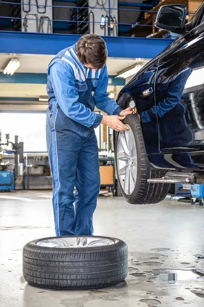 Mechanik środki bieżnika opon — Zdjęcie stockowe