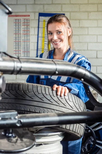 Vrouwelijke mechanische bedrijf wiel — Stockfoto