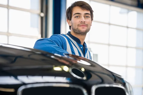 Meccanico in piedi in garage — Foto Stock