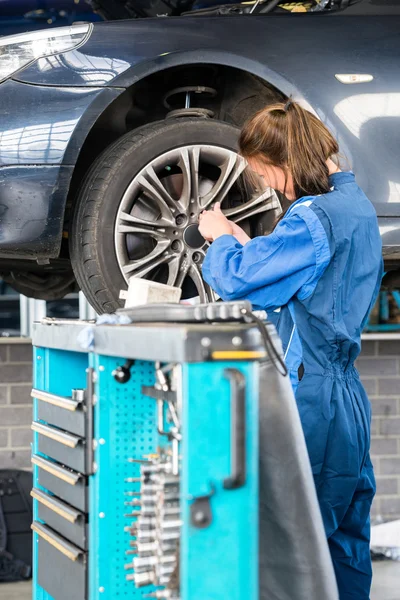 Mechaniker wechselt Reifen — Stockfoto