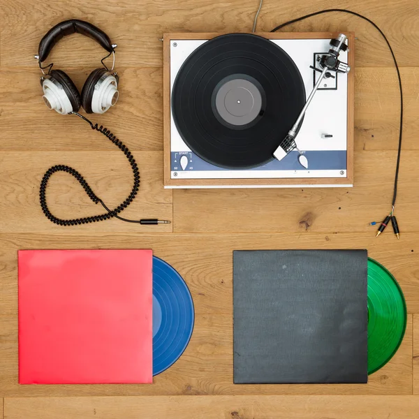 Vinyl gramofon a sluchátka — Stock fotografie