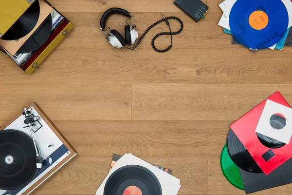 Vinyl record player and headphones — Stock Photo, Image