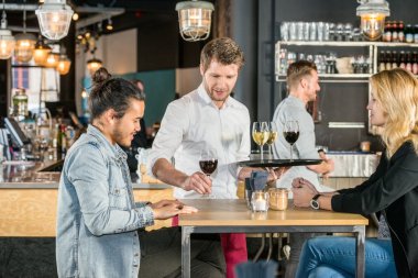 Garson servis şarap müşteriler için