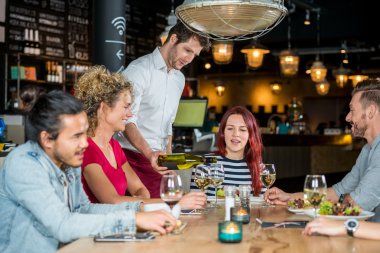 Cafe arkadaşlar kadehlerin ile