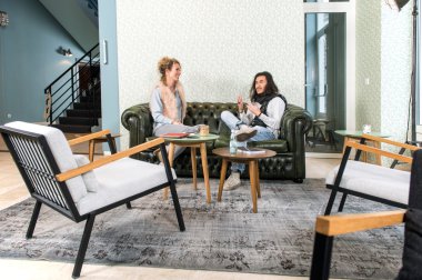 kadın ve salonda konuşan adam