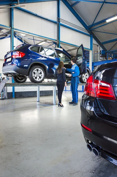 Monteur en klant in garage — Stockfoto