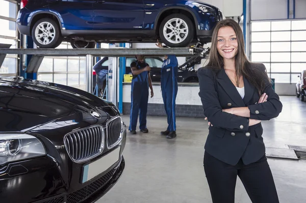 Zufriedener Kunde in der Garage — Stockfoto