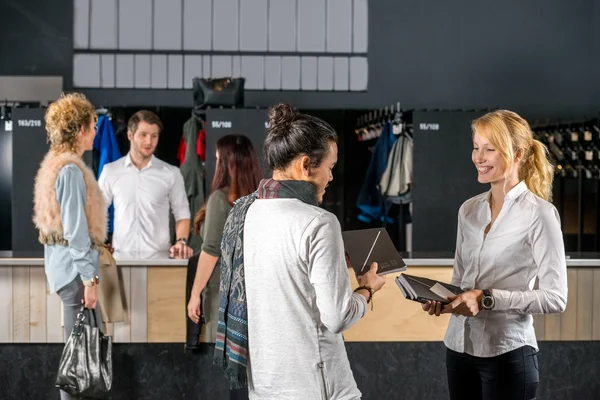 Vrienden permanent door Bag storten teller — Stockfoto