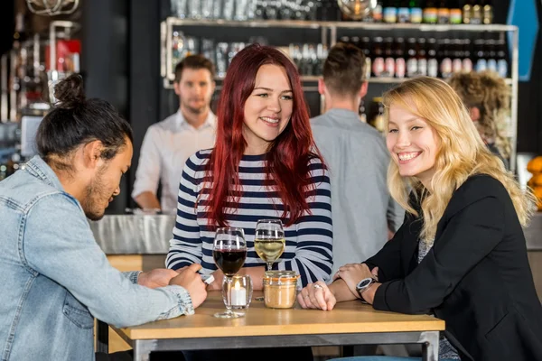 Felices jóvenes amigos en la mesa — Foto de Stock