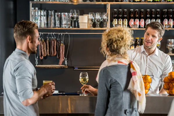 Bartender Talking With Customers — Stock Photo, Image