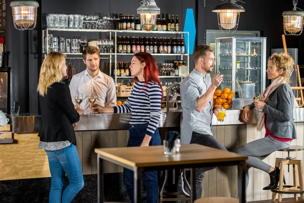 Bartender med kunder med drinkar — Stockfoto