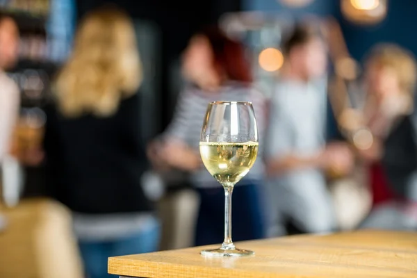 Nahaufnahme eines Weinglases auf dem Tisch an der Bar — Stockfoto