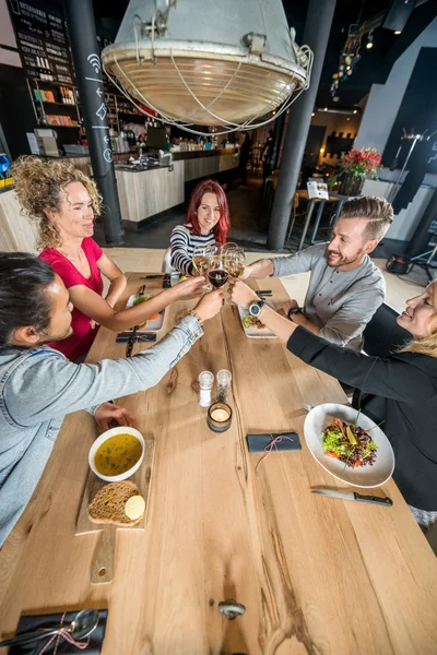 Freunde im Café mit Weingläsern — Stockfoto