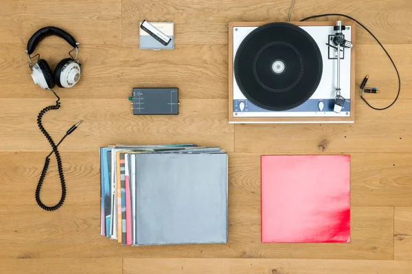 Gramofon s záznamy a sluchátka na stůl — Stock fotografie