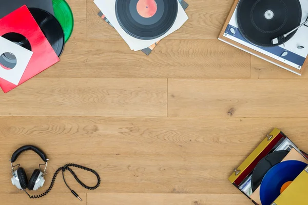 Records met draaitafel op houten tafel — Stockfoto