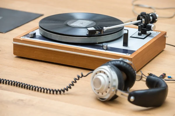 Primer plano de tocadiscos y auriculares — Foto de Stock