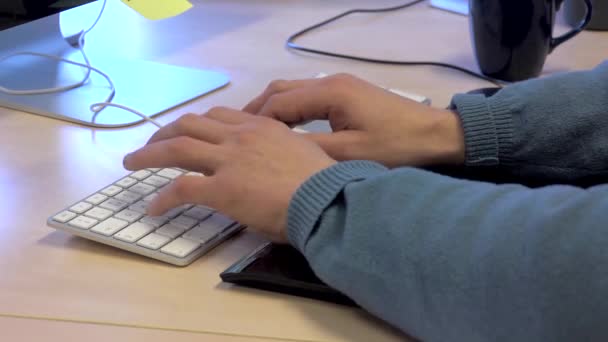 Uomo digitando sulla tastiera — Video Stock