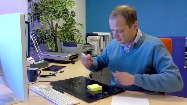 Hombre trabajando en la computadora — Vídeos de Stock