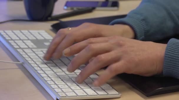 Człowiek wpisując na klawiaturze — Wideo stockowe