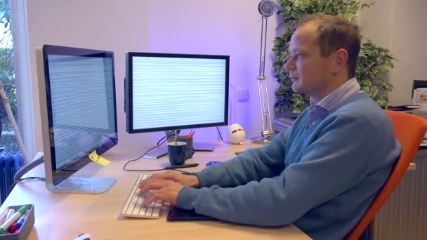 Man aan het werk op computer — Stockvideo