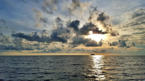 劇的な雲と海に沈む夕日 ストックフォト