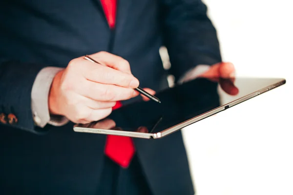 Крупним планом образ бізнесмена, що тримає цифровий планшет — стокове фото