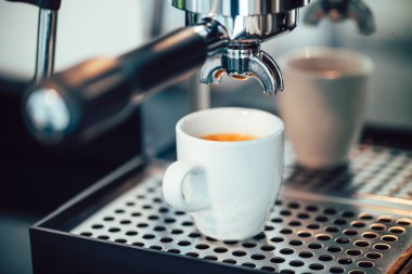 Beyaz bardaklara dökülen espresso görüntüsünü kapat