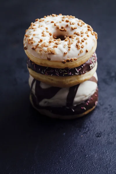 Smakelijke heerlijke kleurrijke donuts — Stockfoto