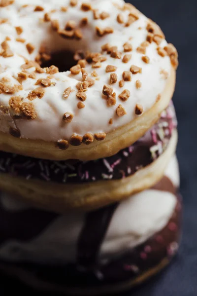 Smakelijke heerlijke kleurrijke donuts — Stockfoto