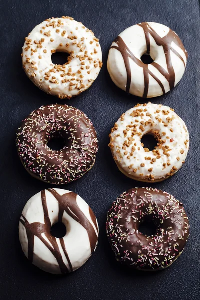 Smakelijke heerlijke kleurrijke donuts — Stockfoto