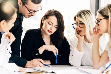 Ofiste birlikte çalışan genç iş arkadaşları.