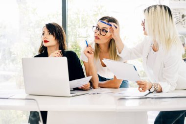 Genç profesyonel takım. Yaratıcı insanlar masada oturup ofiste beyin fırtınası yapıyorlar..