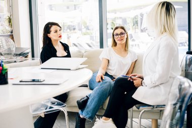 Genç profesyonel takım. Yaratıcı insanlar masada oturup ofiste beyin fırtınası yapıyorlar..