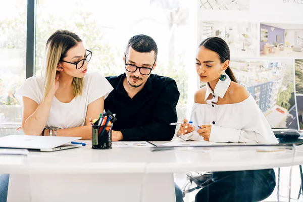 Jeune Équipe Professionnelle Des Gens Créatifs Assis Une Table Remue Image En Vente