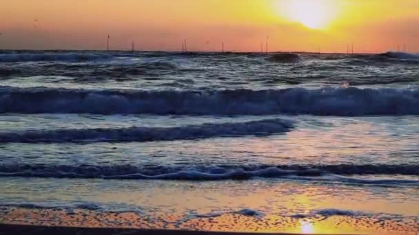 Hermoso amanecer sobre el mar — Vídeos de Stock