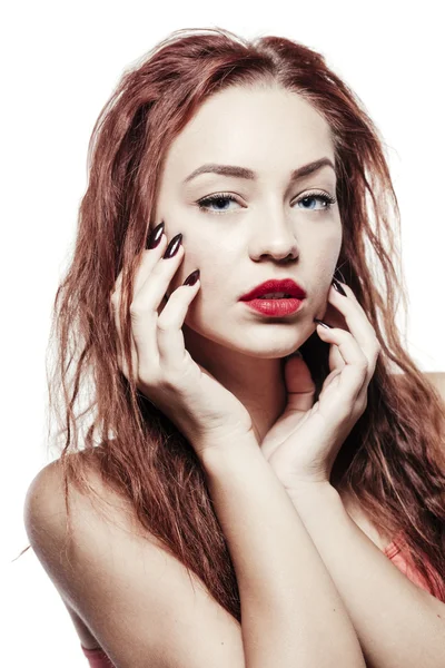 De cerca la foto de la joven hermosa modelo de mujer con el pelo rizado rojo — Foto de Stock