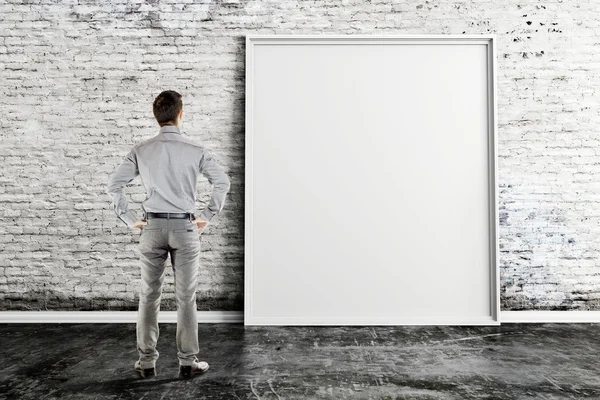 Hombre de negocios y marco en blanco en la pared vintage — Foto de Stock