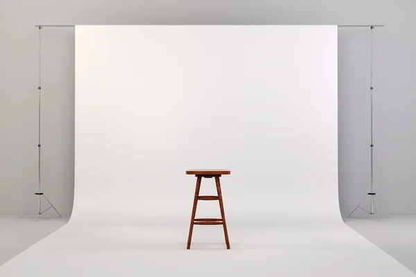 Configuración estudio 3d con silla de madera y fondo blanco — Foto de Stock