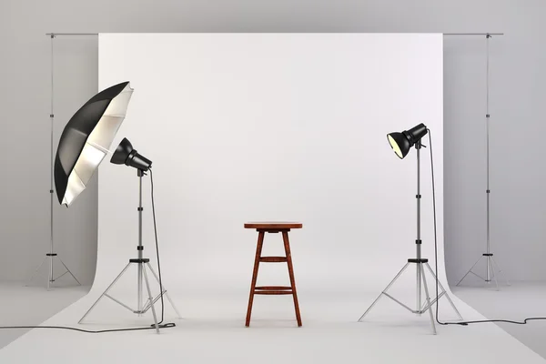 Configuración del estudio 3d con luces, una silla de madera y fondo blanco — Foto de Stock
