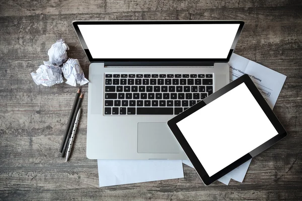 Vista dall'alto del posto di lavoro con laptop e documenti — Foto Stock