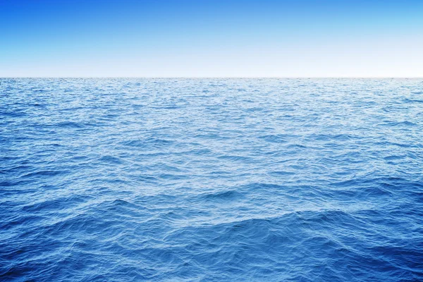 晴朗的天空和蓝色水 3d 海洋 — 图库照片