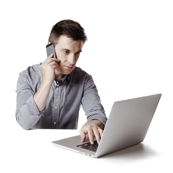 Κοντινό πλάνο εικόνα του multitasking επιχειρηματίας χρησιμοποιώντας ένα φορητό υπολογιστή και κινητό τηλέφωνο — Φωτογραφία Αρχείου