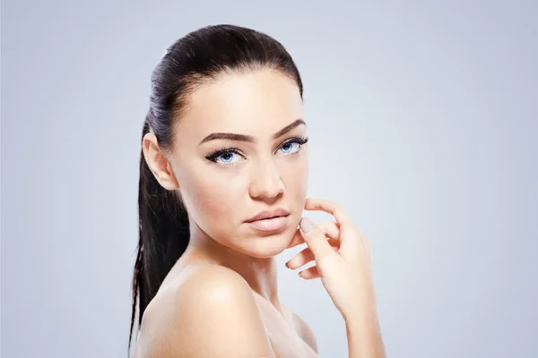 Retrato de estúdio de mulher bonita com pele limpa perfeita — Fotografia de Stock