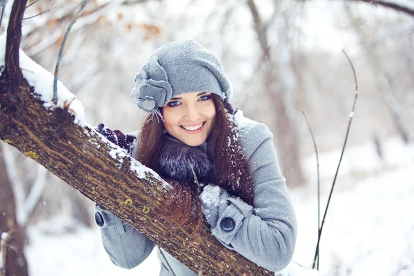 冬季森林里的女孩 — 图库照片