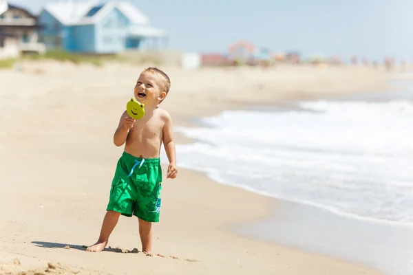 Boy at the beach with candy — Stock Photo, Image