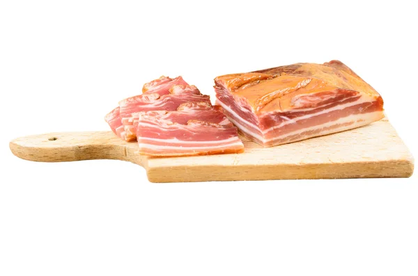 Bacon fumé cru sur une assiette en bois — Photo