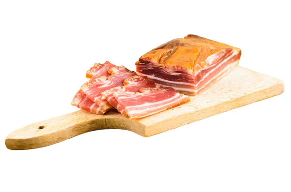 Bacon fumé cru sur une assiette en bois — Photo