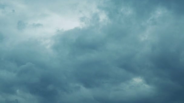 Dramatyczne niebo, ciemny burzący deszcz chmury upływ czasu nagrania — Wideo stockowe