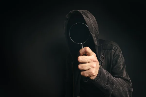 Spyware computer software, hooded spooky person with magnifying — Stok fotoğraf